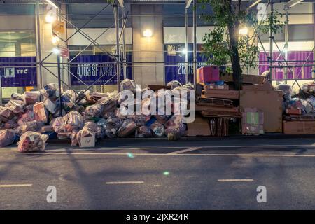 Des montagnes de déchets au bord de la rue à Chelsea, à New York, jeudi, 1 septembre 2022. Afin d'éviter le problème des ordures pendant le week-end de trois jours, la ville paie des heures supplémentaires aux travailleurs de l'assainissement pour récupérer les ordures le jour du travail. (© Richard B. Levine) Banque D'Images