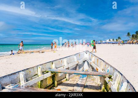 Vieux bateau et les gens appréciant la plage à Progreso près de Merida au Mexique Banque D'Images