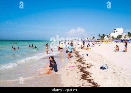 Les gens appréciant la plage à Progreso près de Merida au Mexique Banque D'Images