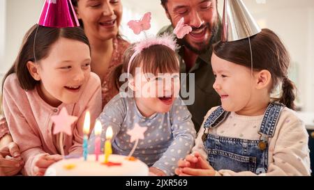 Famille avec le syndrome de Down fille célébrant anniversaire avec la fête à la maison ensemble Banque D'Images