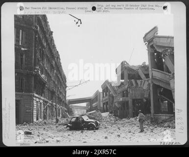 Le Quai de la Joliette à Marseille, France, montre des preuves de bombardements par des avions des forces aériennes alliées de la Méditerranée, de feu d'artillerie et de violents combats de rue plus démolition effectués par des soldats allemands en retraite. Banque D'Images