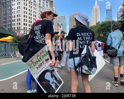 Les défenseurs des droits des animaux, des activistes anti-calèche aux végétaliens, et tout le monde entre les deux, se réunissent à Flatiron Plaza à New york pour la Marche des droits des animaux samedi, 27 août 2021. (© Frances M. roberts) Banque D'Images