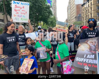 Les défenseurs des droits des animaux, des activistes anti-calèche aux végétaliens, et tout le monde entre les deux, se réunissent à Flatiron Plaza à New york pour la Marche des droits des animaux samedi, 27 août 2021. (© Frances M. roberts) Banque D'Images