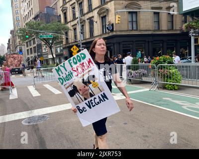 Les défenseurs des droits des animaux, des activistes anti-calèche aux végétaliens, et tout le monde entre les deux, se réunissent à Flatiron Plaza à New york pour la Marche des droits des animaux samedi, 27 août 2021. (© Frances M. roberts) Banque D'Images