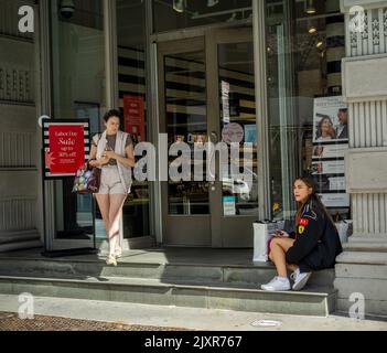 Les acheteurs à l'extérieur d'un Sephora dans le quartier Flatiron à New York vendredi, 2 septembre 2022. (© Richard B. Levine) Banque D'Images