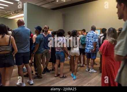 Folie totale - des gens qui s'accumulent devant Vincent van Gogh : nuit étoilée au-dessus du Rhône, 1888, Musée d'Orsay, Paris, France Banque D'Images