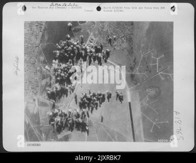 Au plus fort de l'attaque, le motif bombe recouvre les hangars et les bâtiments administratifs de l'aérodrome d'Istres le tube dans le sud de la France, base pour les avions nazis à longue portée. La date : la veille du débarquement allié au sud de Rome, le 22 janvier. Banque D'Images