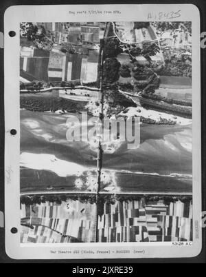 A Blois, près d'Orléans, sur le 11 44 juin, de lourds bombardiers de l'US 8th USAAF ont bombardé le pont traversant la Loire ainsi qu'un grand camp militaire. Les renforcements nazis pour la tête de plage trouveraient difficile de faire leur chemin à travers cette étendue après le Banque D'Images