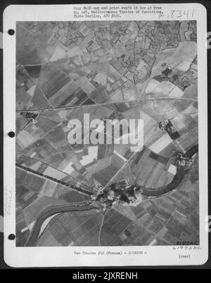 Bombardement de la liaison ferroviaire par le B-25 nord-américain des « Pitchells » de l'armée de l'air de 12th, quelque part dans le sud de la France. Banque D'Images