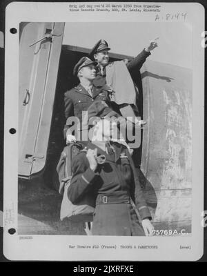 Les membres du groupe de transport de troupes 439Th quittent leur avion après leur arrivée à Cannes, en France, le 21 novembre 1944. Banque D'Images