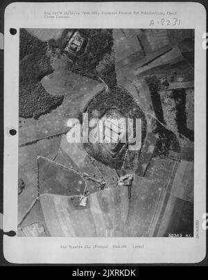 La fumée qui s'élève du centre sur cette photo obscurcit tout sauf une petite partie du fort St. Blaise une fortification allemande dans la zone de la ligne Siegfried, après une attaque par Martin B-26 Marauders de la division de bombardement de 9th, 10/8/44. La Force aérienne de 9th Banque D'Images