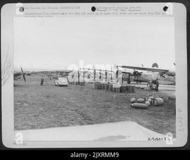 Les libérateurs B-24 consolidés de l'AAF 15th ont aligné à Lyon des bombes et du gaz qu'ils ont envolé jusqu'à Lyon depuis l'Italie. Banque D'Images