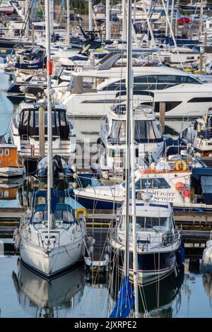 yacht marin occupé à la rivière lymington dans le hampshire royaume-uni, pleine marine, port de plaisance emballé, des postes dans le port de plaisance de plaisance de lymington dans la nouvelle forêt hampshire, royaume-uni Banque D'Images