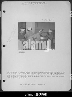 L'utilisation d'équipements et de fournitures allemands capturés a permis d'alléger le drain sur les lignes d'approvisionnement américaines. On peut voir ci-dessus quelques cuisiniers d'une unité de commandement du Service de l'Armée de l'Air 9th utilisant une cuisine autrefois occupée par les Allemands en France. Inclus dans Banque D'Images