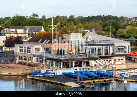 royal lymington yacht club, club de voile lymington, club de voile solent, royal lymington yachting club bâtiment sur le bord de la rivière à lymington, hampshire. Banque D'Images