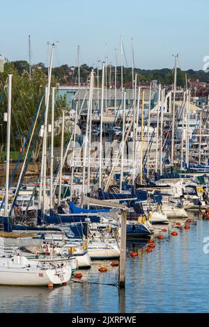 yacht marin occupé à la rivière lymington dans le hampshire royaume-uni, pleine marine, port de plaisance emballé, des postes dans le port de plaisance de plaisance de lymington dans la nouvelle forêt hampshire, royaume-uni Banque D'Images