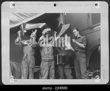 Des techniciens d'une unité de reconnaissance photographique avec l'AF 9th en France examinent un film aérien réalisé par un avion de reconnaissance photographique. De gauche à droite : Sgt Lonnie W. Cameron, Denver, Colorado; Cpl Carl KNOX, Syracuse, N.Y.; Sgt Robert S. Banque D'Images