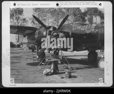 Cpl. Arthur Wilitscher, 288, rue Palmetto, Brooklyn (N.Y.); et Cpl. Roy Challberg, 1311 23rd St., Rockford, Illinois, équipe au sol hommes de la Force aérienne 9th, vérifier le propulseur de la veuve noire Northrup P-61 'Leepy Time gal'. France. 27 septembre 1944. Banque D'Images