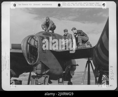 Cpl. Albert Singer, 2710 N. Fairfield Ave., (à gauche); T/Sgt. Weldon L. Rugg, Clinton, Ky.; et le Cpl Walter Robert, 1240 N. Berendo St., Los Angeles, Californie (à droite) Fix the Hatch on A Northrup P-61 'Black Widow', Night Fighter of the 9th Air Force. France. Banque D'Images