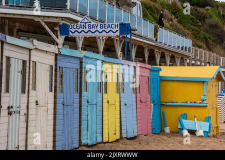 cabanes de plage colorées sur la plage de sable à wareham dans dorset royaume-uni, cabanes de plage en bois aux couleurs vives au bord de la mer hors saison, chalets. Banque D'Images