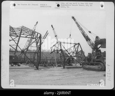 Construction d'Un Butler Hangar par des hommes du Bataillon de l'aviation des ingénieurs de 834th au Molay, France. Banque D'Images