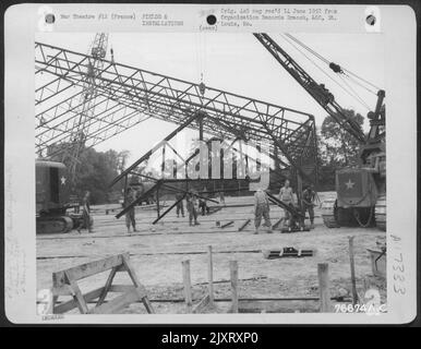 Construction d'Un Butler Hangar par des hommes du Bataillon de l'aviation des ingénieurs de 834th au Molay, France. Banque D'Images