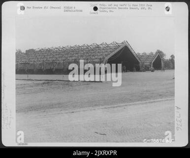 Construction d'Un Butler Hangar par des hommes du Bataillon de l'aviation des ingénieurs de 834th au Molay, France. Banque D'Images