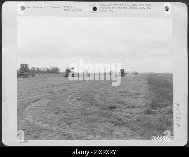 Construction d'un aérodrome par des hommes du Bataillon de l'aviation des ingénieurs de 834th à Saint-Laurent, France. Banque D'Images