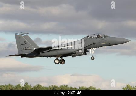 48th Fighter Wing F-15E de retour à RAF Lakenheath contre un ciel de moody. Banque D'Images