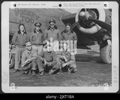 Les membres de l'équipage du 645th Escadron de bombe, 410th Bomb Group, posent à côté du Douglas A-20 'Mickey Too' dans Une base aérienne de 9th en France. 8 mai 1945. Banque D'Images