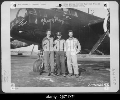 Les membres d'équipage du 645th Bomb Squadron, 410th Bomb Group, posent à côté du Douglas A-20 « Merry Mary » dans Une base aérienne de 9th en France. 8 mai 1945. Banque D'Images