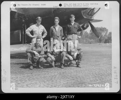 Les membres d'équipage du 645th Escadron de bombe, 410th Bomb Group, posent à côté du Douglas A-20 Havoc dans Une base aérienne de 9th en France. 8 mai 1945. Banque D'Images