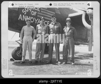 Les membres d'équipage du 645th Bomb Squadron, 410th Bomb Group, posent à côté du Douglas A-20 « source d'ennui » dans Une base aérienne de 9th en France. 8 mai 1945. Banque D'Images