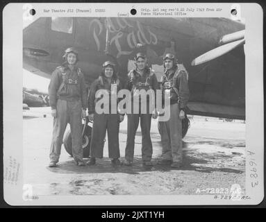 Les membres d'équipage du 645th Bomb Squadron, 410th Bomb Group, posent à côté du Douglas A-20 'Pad-Lads' dans Une base aérienne de 9th en France. 8 mai 1945. Banque D'Images