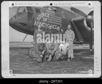 Les membres d'équipage du 645th Bomb Squadron, 410th Bomb Group, posent à côté du Douglas A-20 « source d'ennui » dans Une base aérienne de 9th en France. 8 mai 1945. Banque D'Images