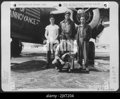 Les membres d'équipage du 645th Bomb Squadron, 410th Bomb Group, posent à côté du Douglas A-20 « source d'ennui » dans Une base aérienne de 9th en France. 8 mai 1945. Banque D'Images