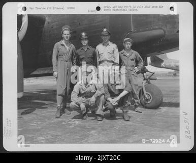 Les membres d'équipage du 645th Escadron de bombe, 410th Bomb Group, posent à côté du Douglas A-20 Havoc dans Une base aérienne de 9th en France. 8 mai 1945. Banque D'Images