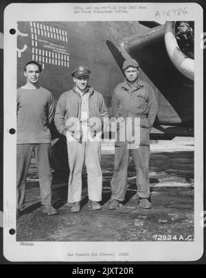 Les membres d'équipage du 645th Escadron de bombe, 410th Bomb Group, posent à côté du Douglas A-20 Havoc dans Une base aérienne de 9th en France. 8 mai 1945. Banque D'Images