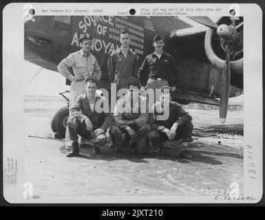 Les membres d'équipage du 645th Bomb Squadron, 410th Bomb Group, posent à côté du Douglas A-20 « source d'ennui » dans Une base aérienne de 9th en France. 8 mai 1945. Banque D'Images