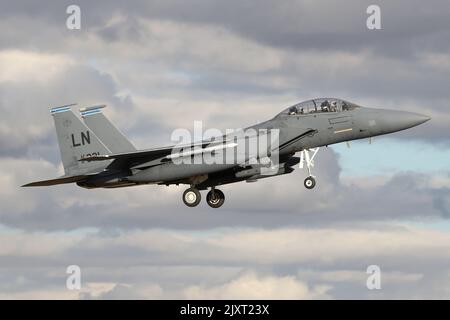 48th Fighter Wing F-15E de retour à RAF Lakenheath contre un ciel de moody. Banque D'Images