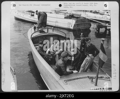 Les membres du groupe de transport de troupes 439Th peuvent profiter D'une promenade en bateau à Cannes, France, le 27 novembre 1944. Banque D'Images