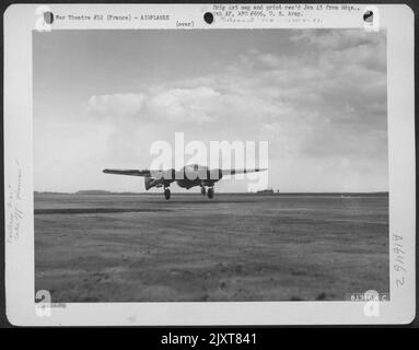 Un chasseur de nuit Northrup P-61 'Black Widow' de l'Armée de l'Air 9th, départ d'Une base quelque part en France pour Un Sortie contre l'ennemi. 27 septembre 1944. Banque D'Images