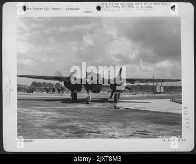 Un Northrup P-61 'veuve noire' de l'armée de l'air E 9th, en route pour le décollage d'Une mission de nuit sur le territoire ennemi. 27 septembre 1944. Banque D'Images