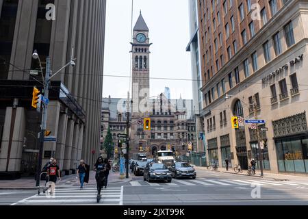 Piétons marchant dans le quartier financier du centre-ville de Toronto. Richmond Street West, Bay Street Crossing. Vieil hôtel de ville de Toronto. Banque D'Images