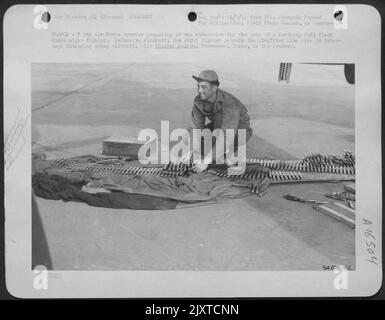 FRANCE-A 9th Armorer de l'armée de l'air préparant 20 mm. Munitions pour les canons d'un chasseur de nuit Northrup P-61 Black Widow. Avion défensif, le chasseur de nuit patrouille dans la zone de la ligne Siegfried pour intercepter les avions ennemis. Sgt. Chester Damrow Banque D'Images