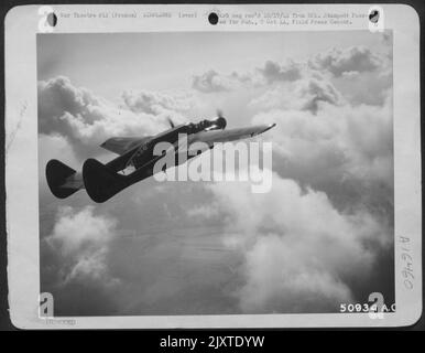 FRANCE-A Northrup P-61 la veuve noire, combattant de nuit, de la 9th AF, s'envolte dans les nuages quelque part sur le continent au cours d'un vol de lumière du jour. Banque D'Images