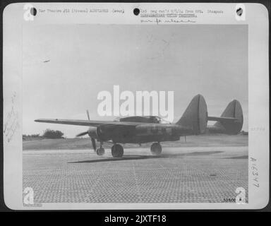 Un Northrup P-61 Black Widow, taxis de nuit pour le décollage. Les P-9th fonctionnent sous le commandement de défense de la Force aérienne. Banque D'Images