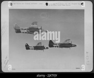 Premières photos de la veuve noire Northrup P-61, combattant de nuit de la 9th AF, en vol au-dessus de la France. L'utilisation de ces chasseurs de nuit à deux queues et à deux motorisées à grande perofrance au Théâtre européen des opérations a récemment été révélée après qu'ils aient eu Banque D'Images