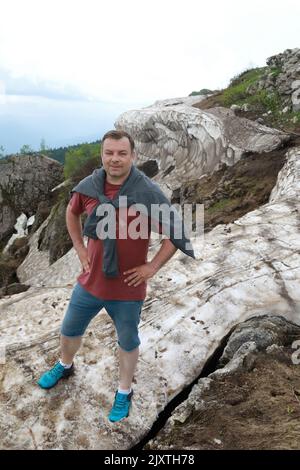 Homme debout sur le glacier sur le plateau Lago-Naki en été, Adygea Banque D'Images