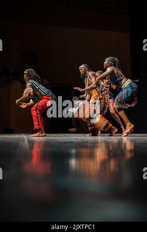 Formation de danse Dulumba de Guinée-Conakry à Eifolk, XXXI Réunion internationale de la ville folklorique de Saragosse, Espagne Banque D'Images